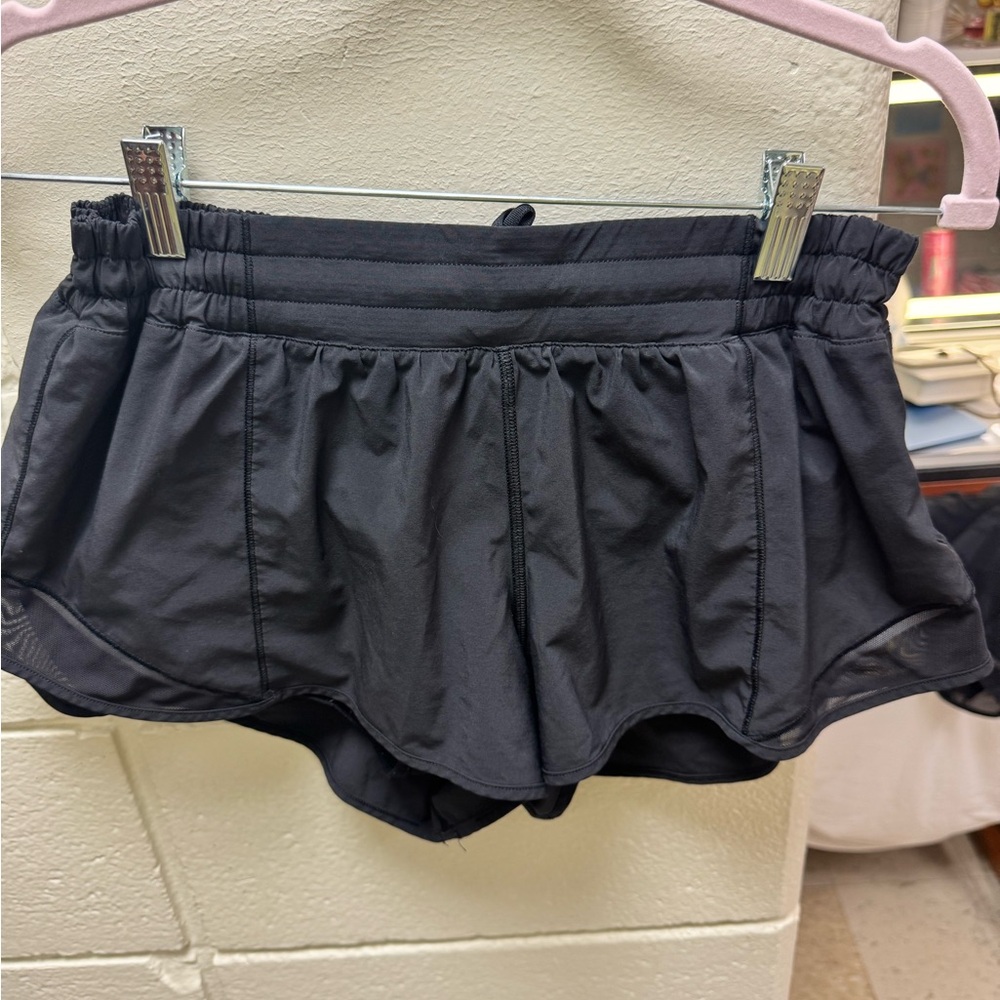 Black lululemon hotty hots 2.5 inch